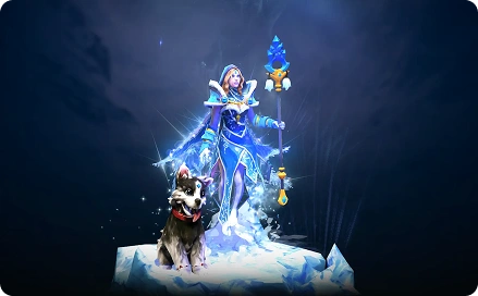 Een magische vrouw in een blauwe, glanzende jurk staat op het ijs en houdt een kristallen staf vast. Een hond met een rode halsband zit naast haar. Het tafereel is mystiek en sereen.